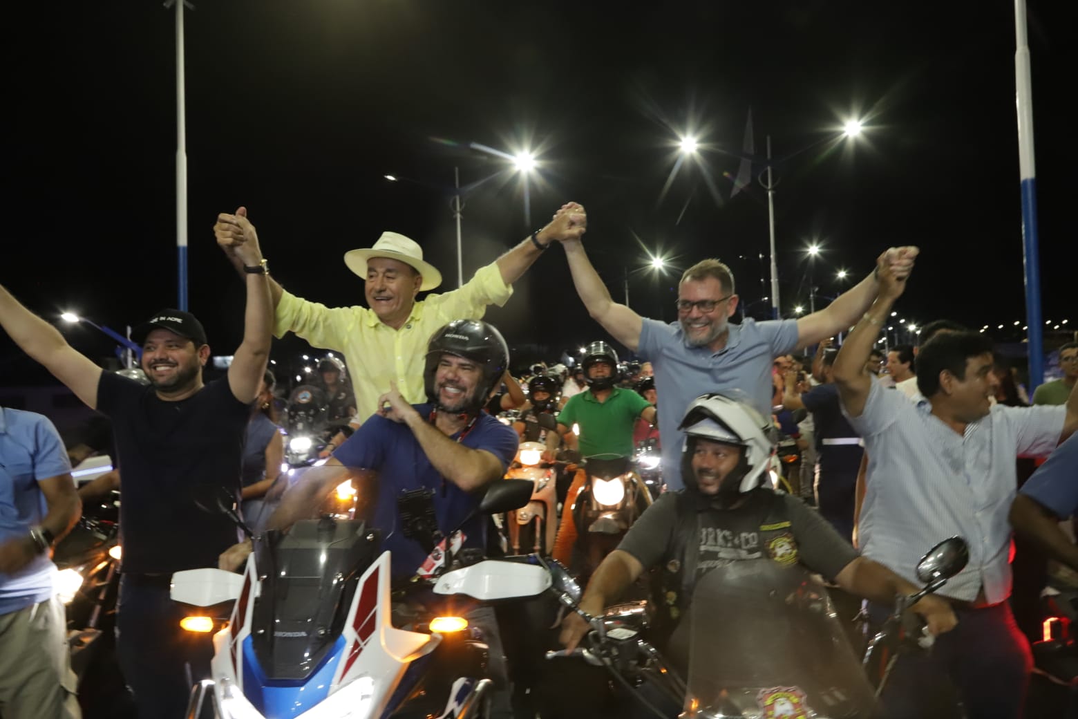 Foto da motociata na inauguração do elevado