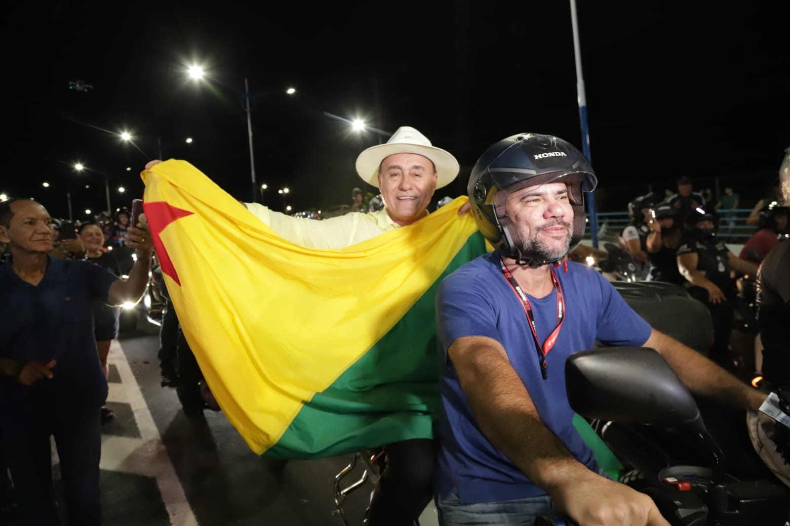 Foto do prefeito na motociata de inauguração do Elevado