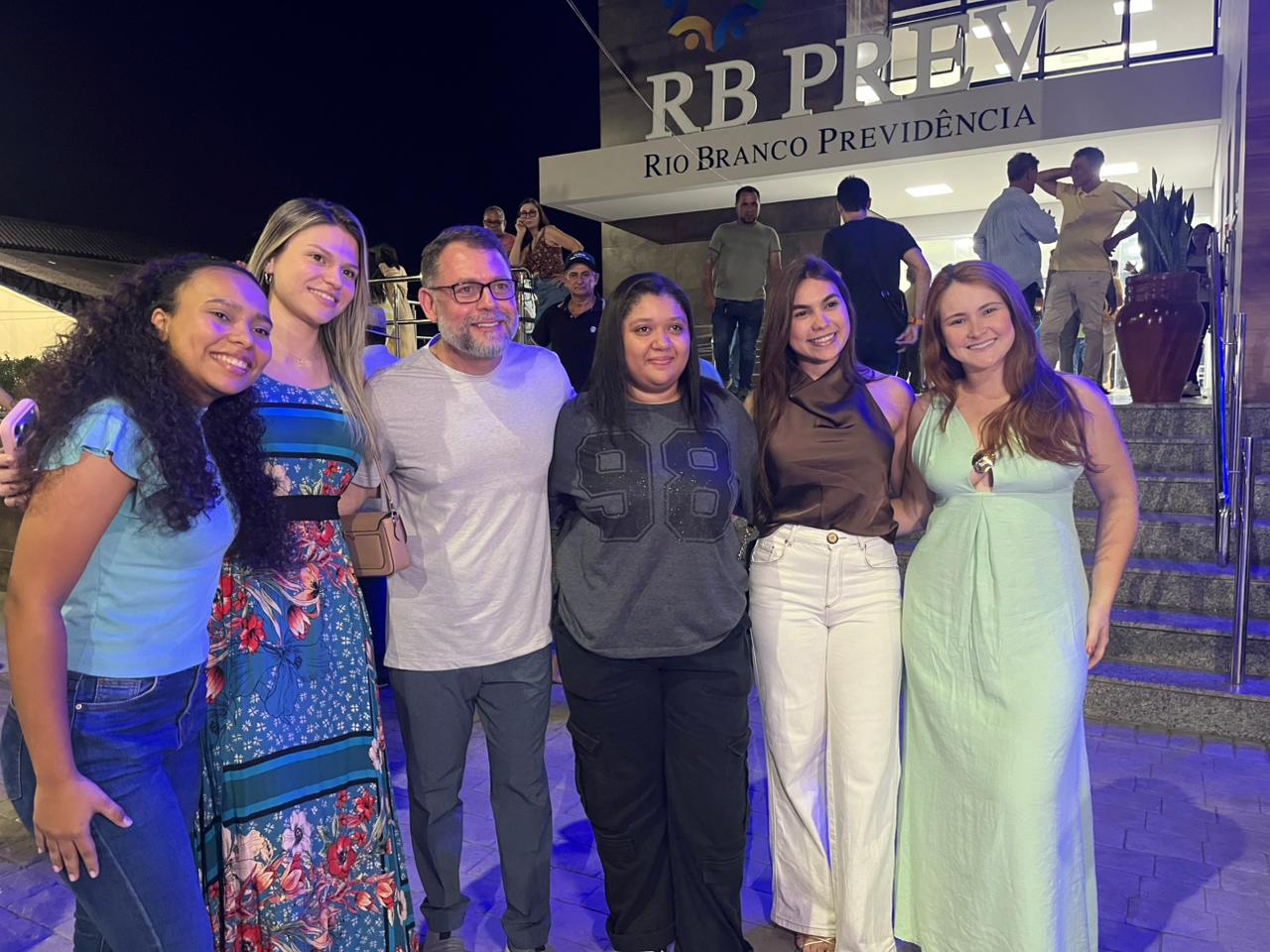 Foto de Alysson e servidores