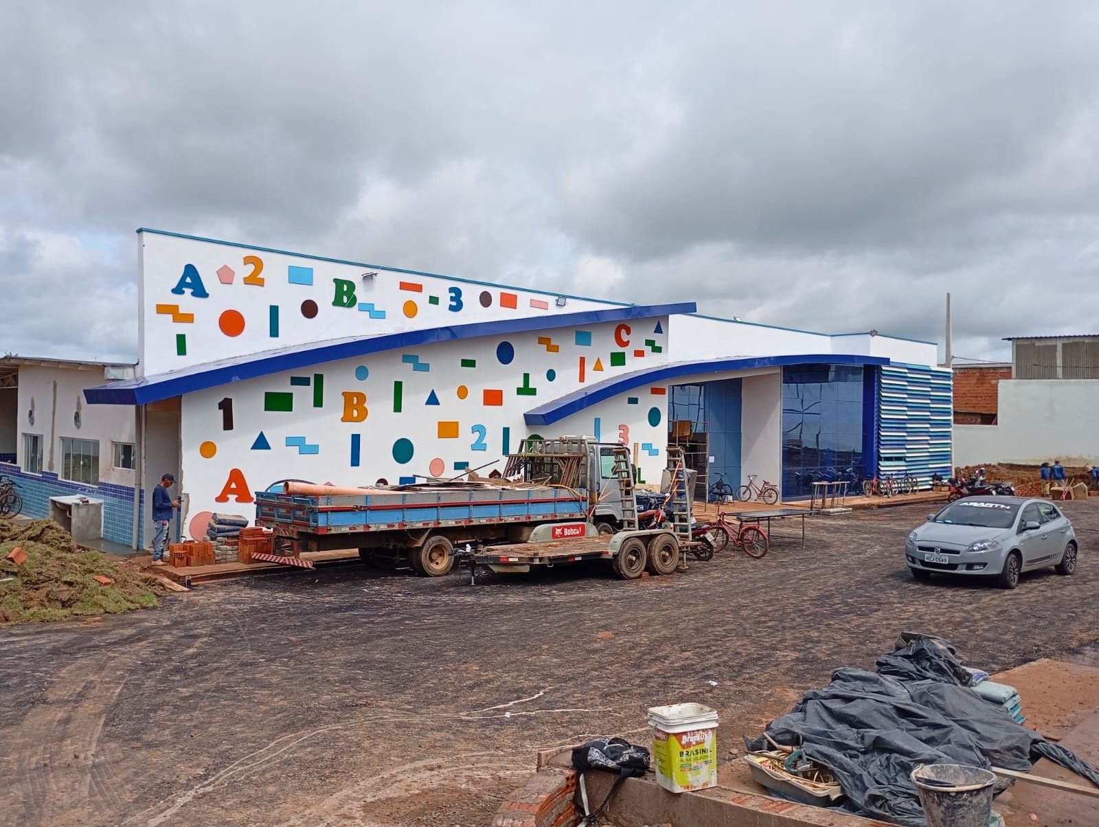Foto da fachada da nova Creche da Vila Acre