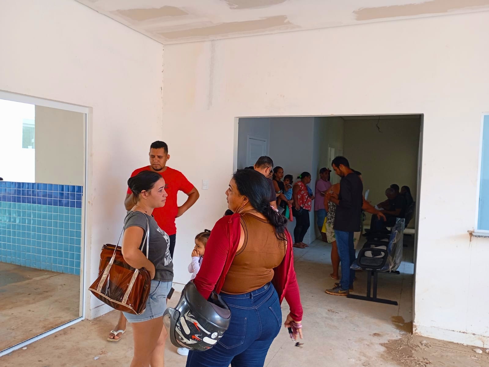 Foto dos pais realizando a inscrição de seus filhos