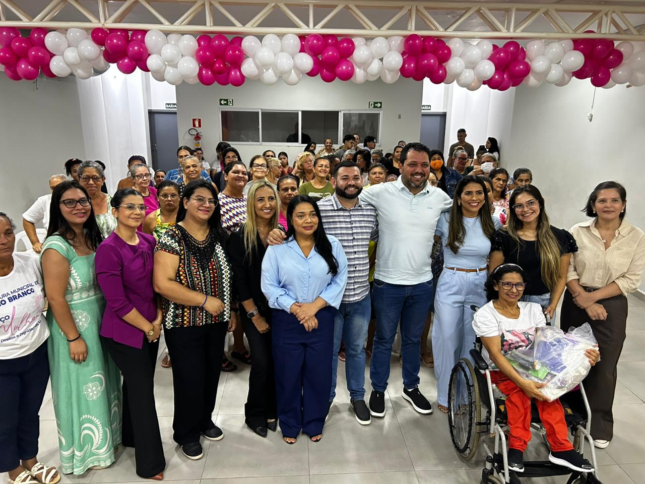 Foto de entrega de kits ás mulheres