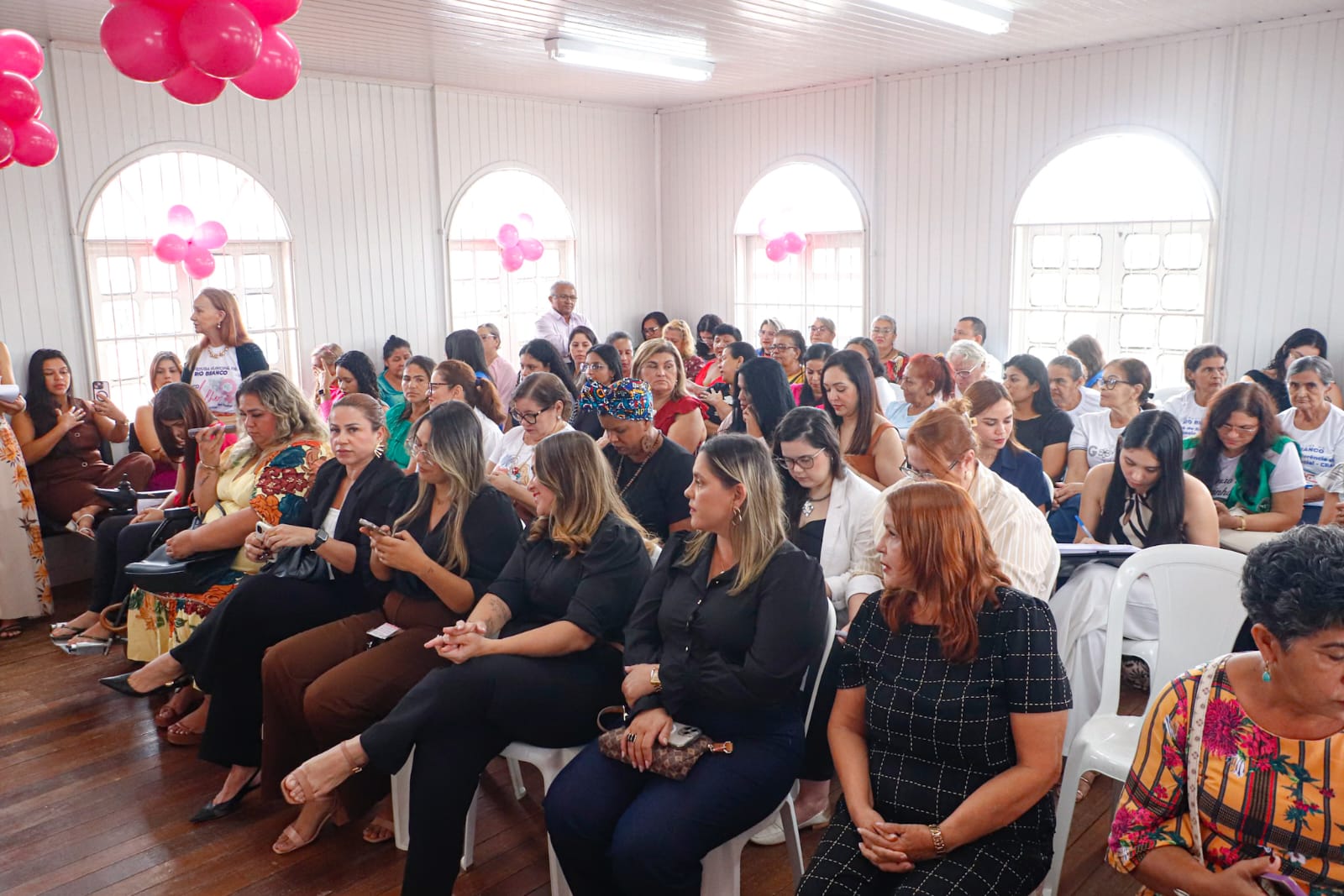 Foto da solenidade d eposse na Casa Rosa Mulher