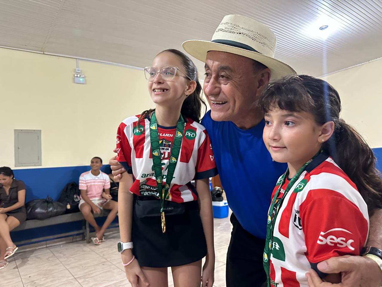 Foto do Prefeito com crianças