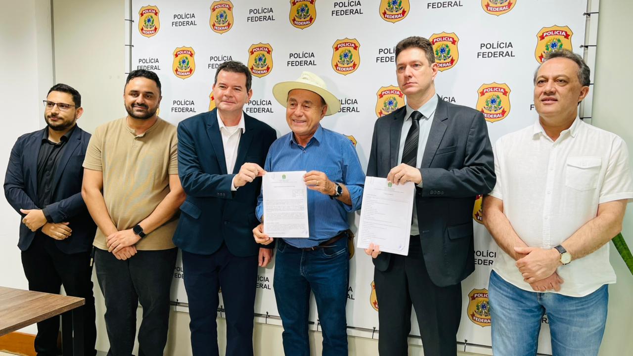 Foto de autoridades no ato de assinatura da cooperação