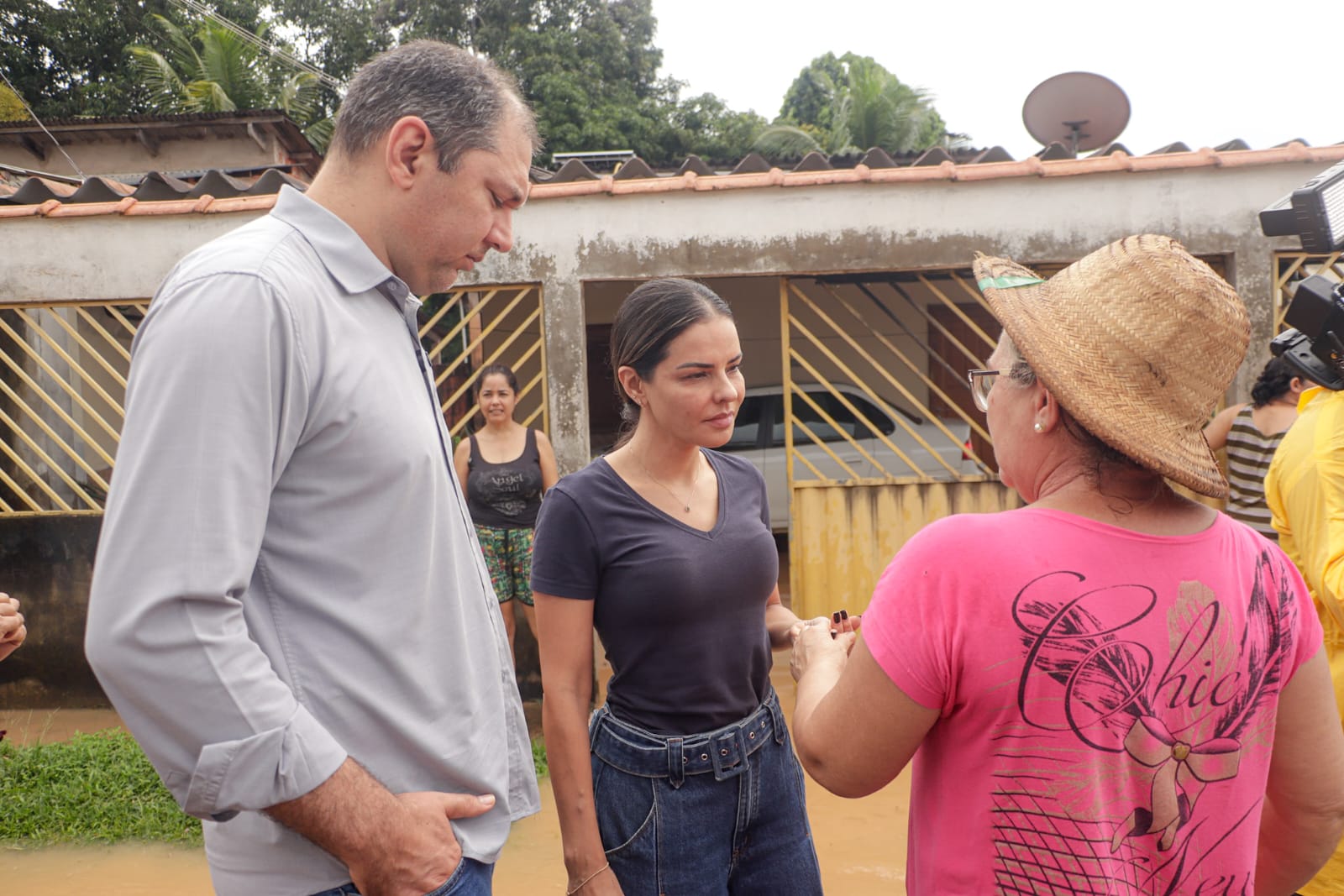 Foto da primeira-dama, Roberta Lins e o prefeito em exercício Joabe Lira