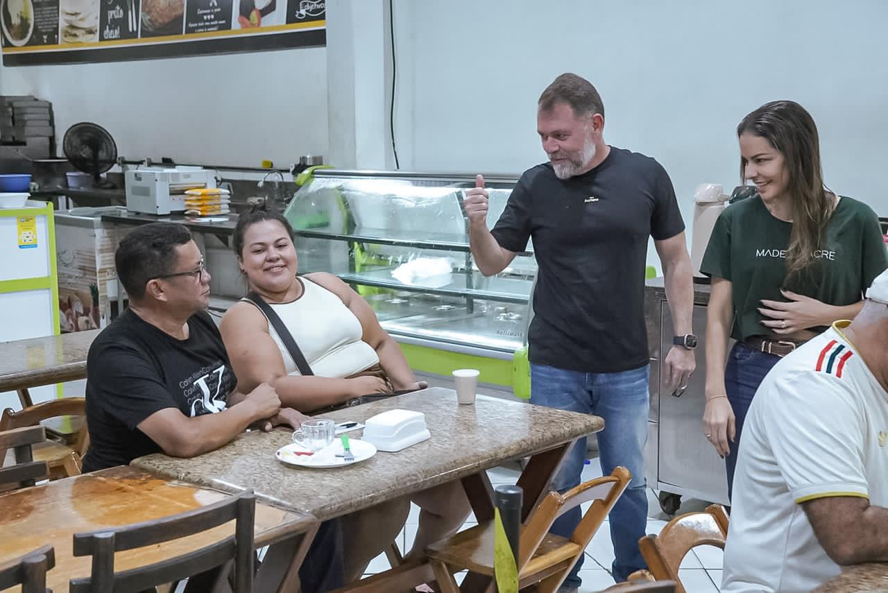 Foto de Alysson e Roberta no mercado Elias Mansour 