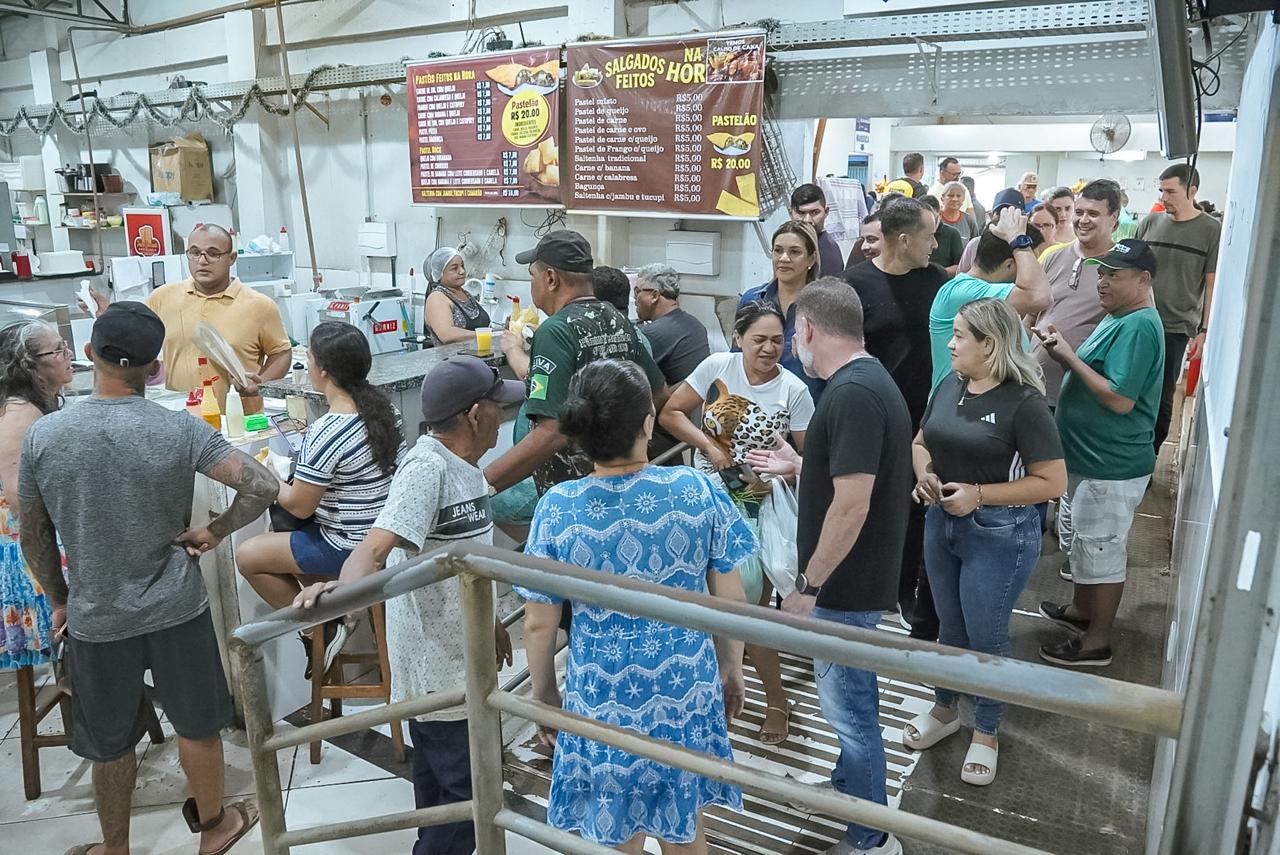 Foto de Alysson na feira do Mercado Elias Mansour 