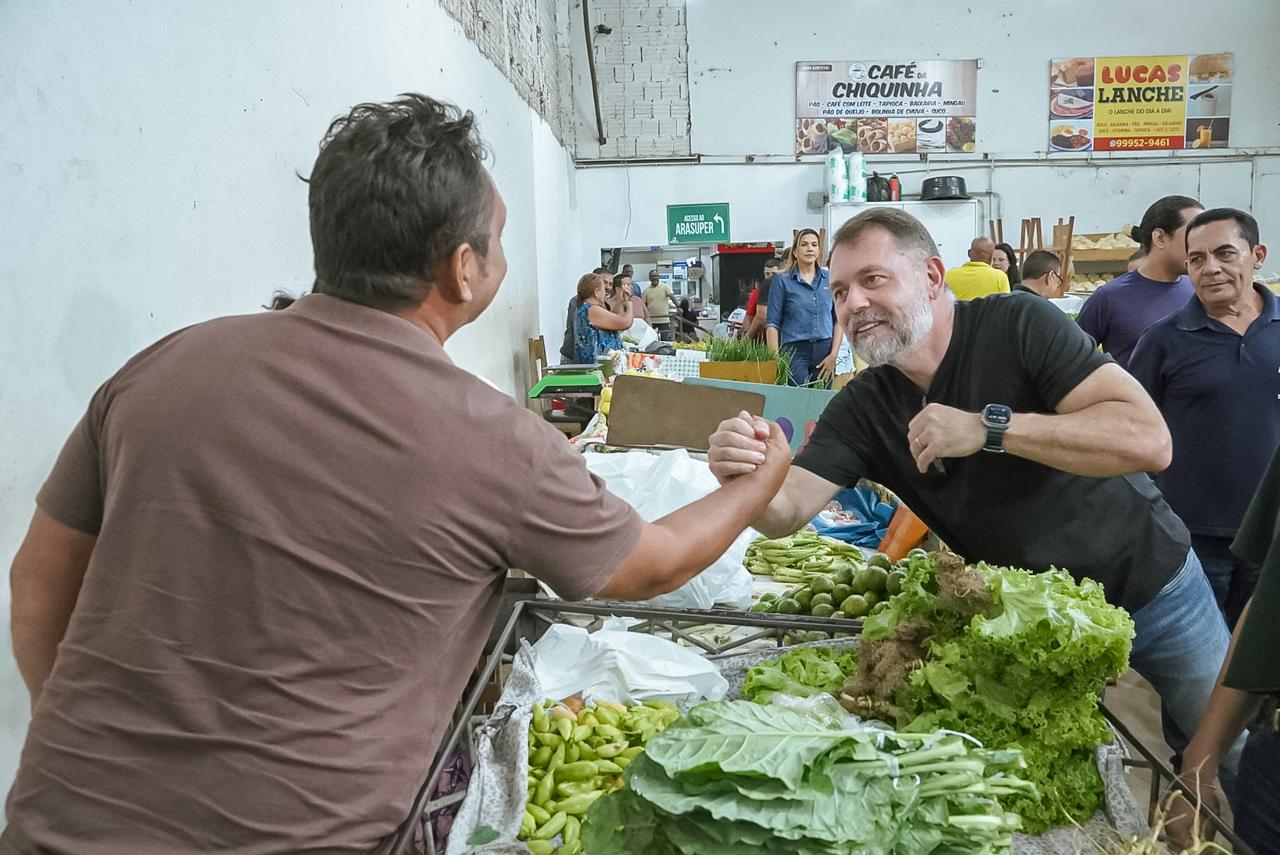 Foto de Alysson na feira do Mercado Elias Mansour