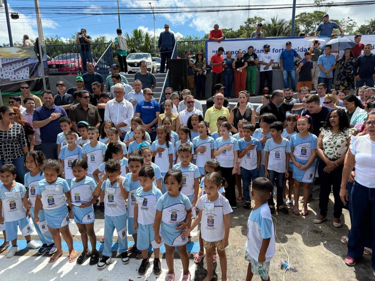 Foto das crianças entoando o hino de Rio Branco