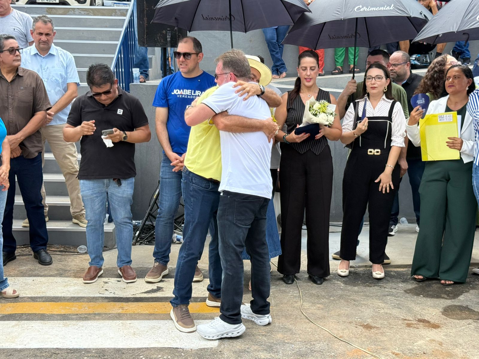 Foto do abraço dos prefeitos Tião Bocalom e vice-prefeito Alyson Bestene