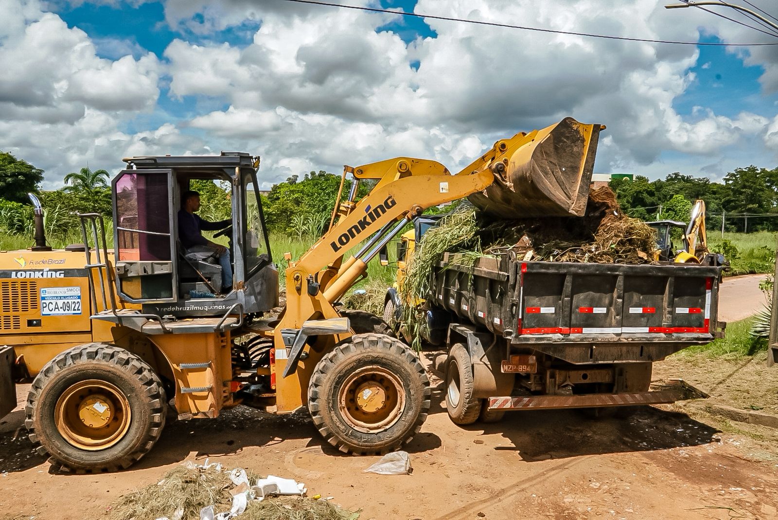 Foto das máquinas realizando o trabalho