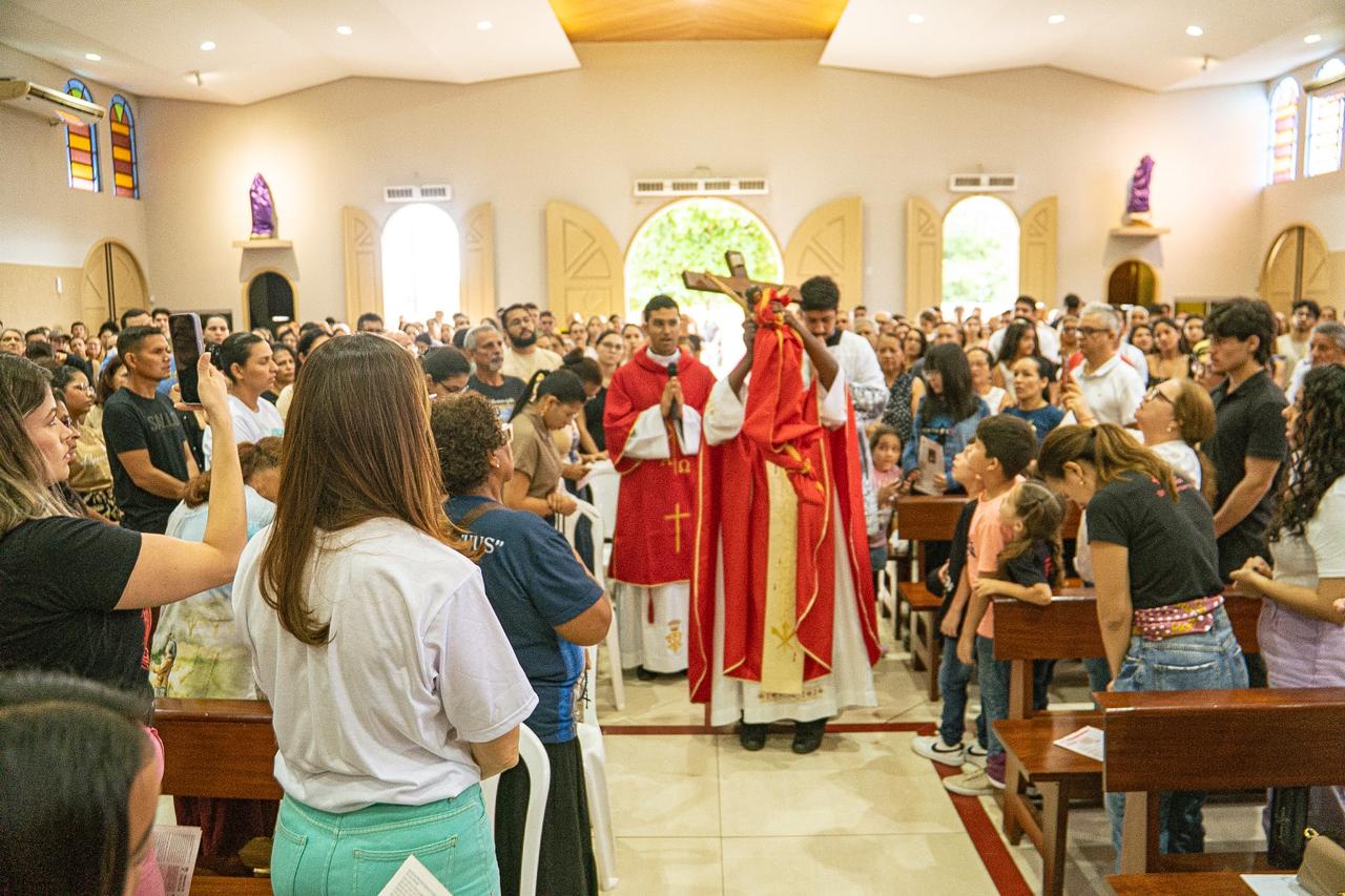 Foto do início da celebração na paróquia São Peregrino
