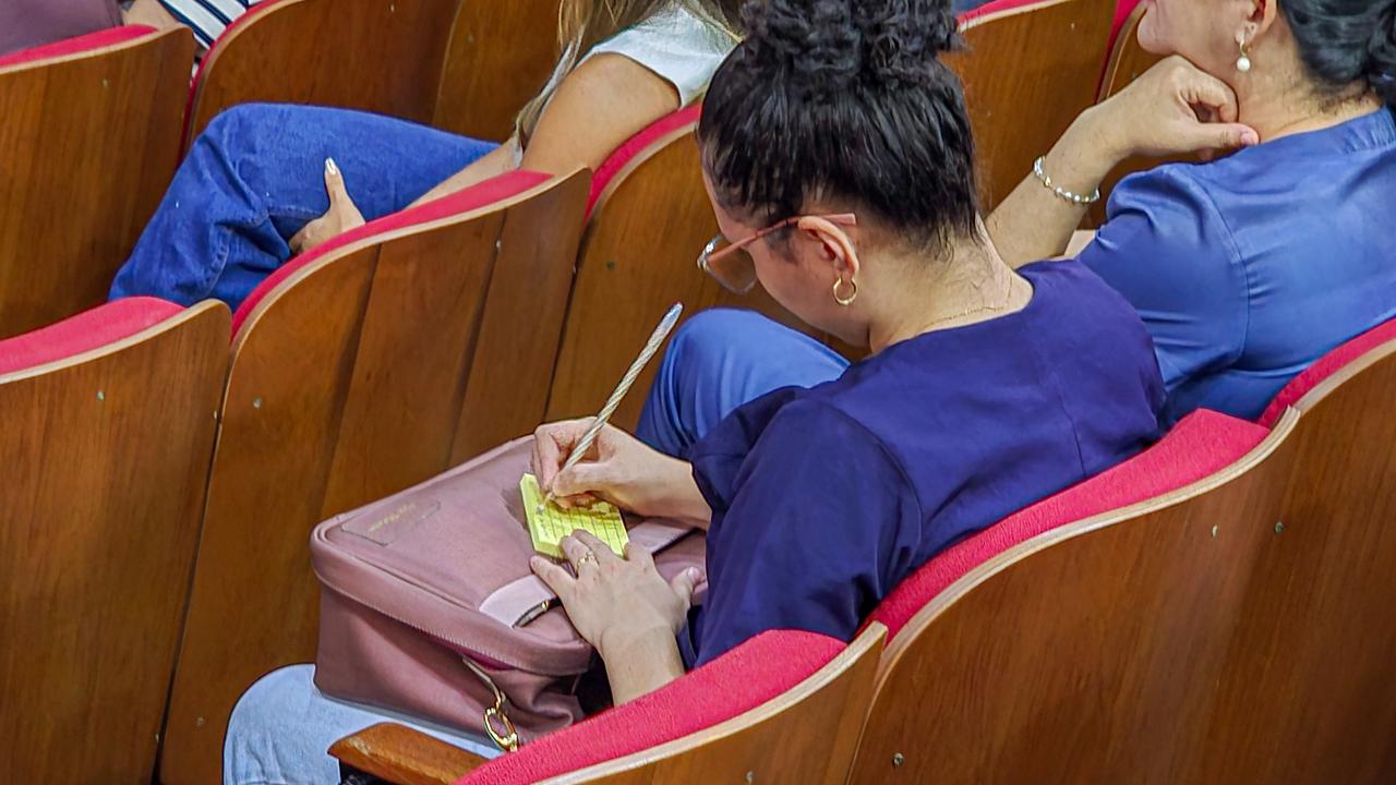 Foto dos profissionais da rede municipla de saúde recebendo qualificação
