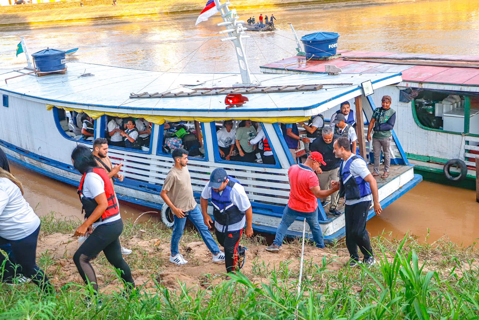 Foto da chegada do Itinerante Fluvial