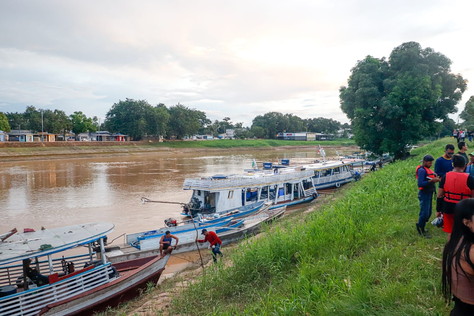 Foto das embarcações nas margens do Rio Acre