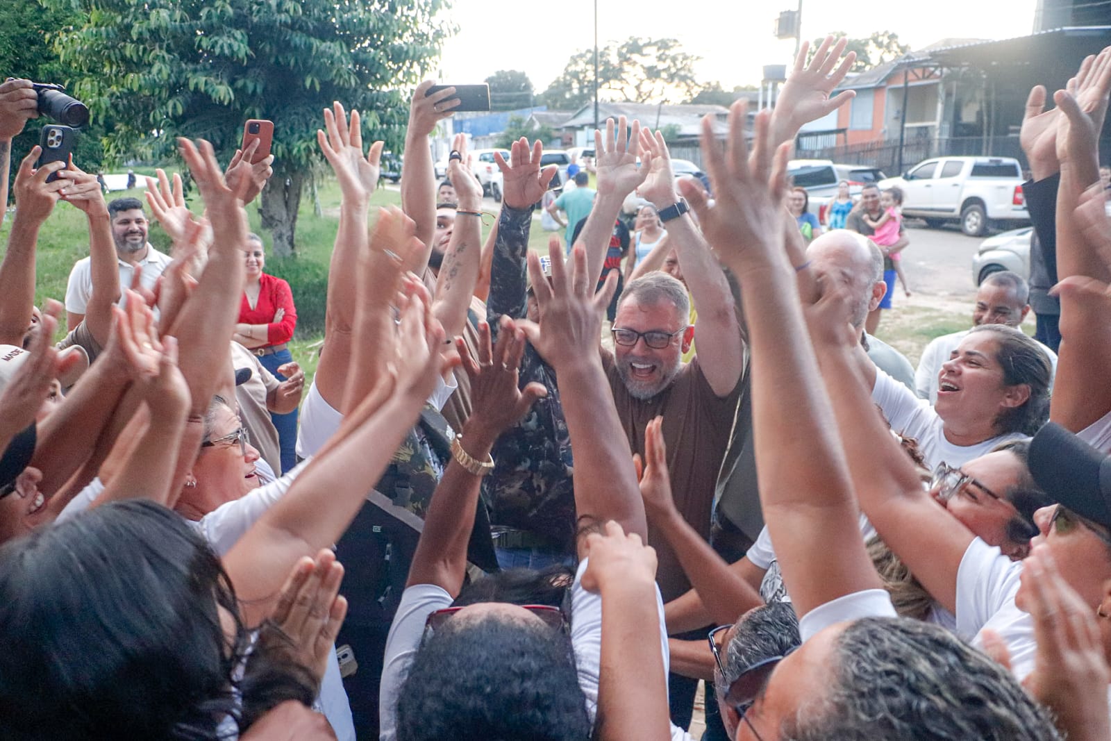 Foto do prefeito Alysson e a equipe de saúde