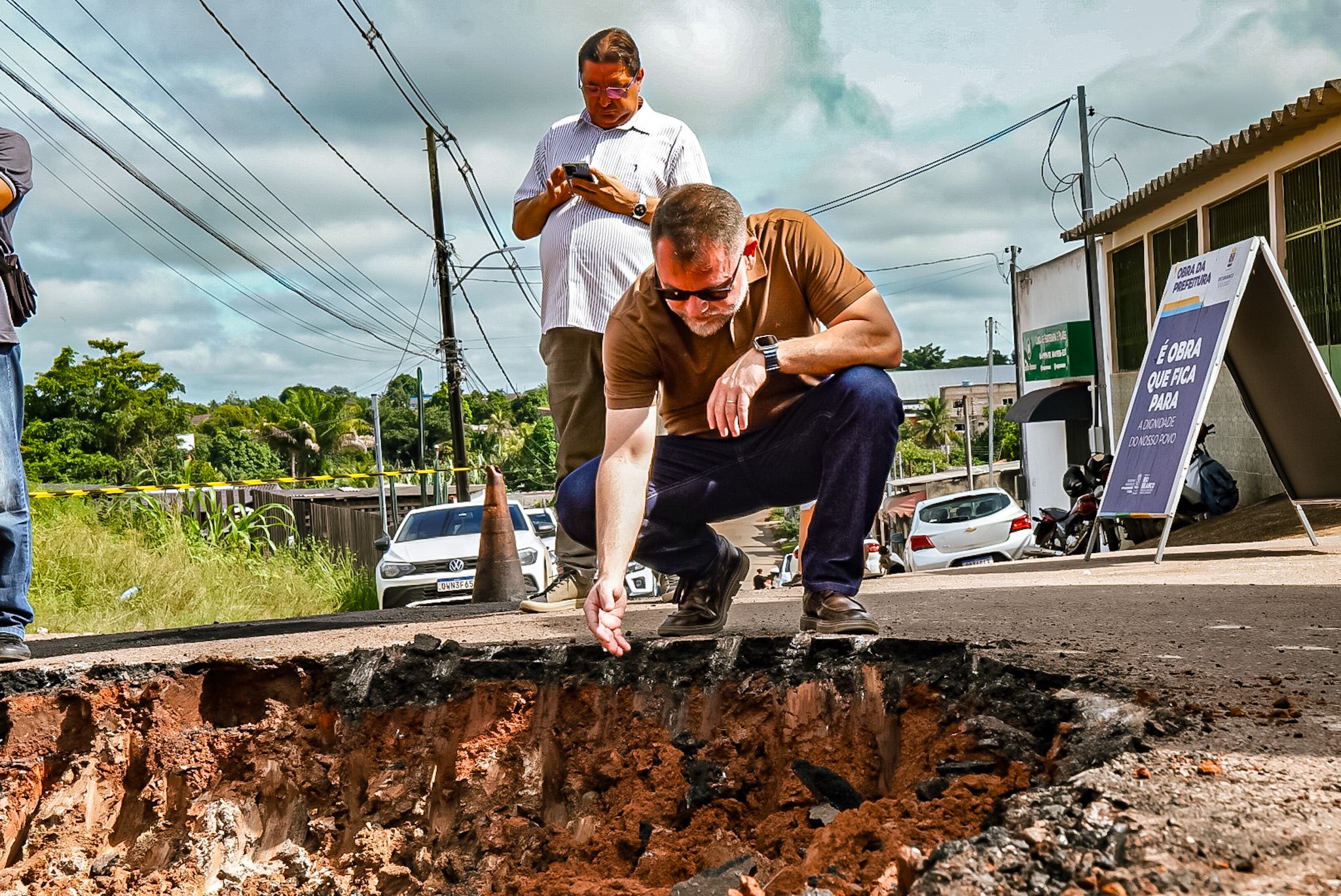 Operação tapa-buracos no bairro Placas