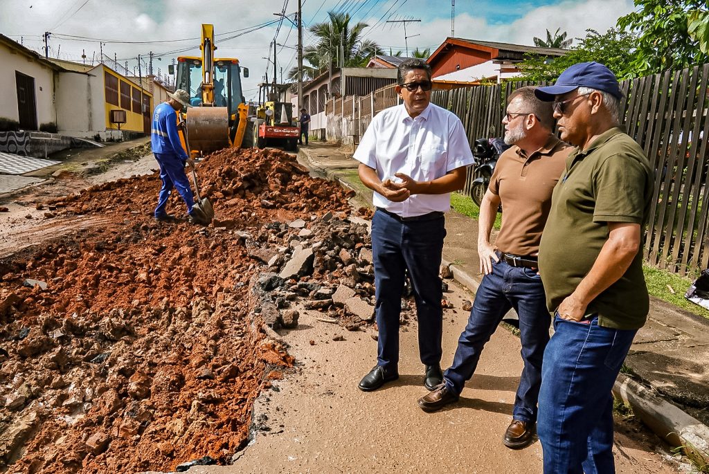 Prefeito de Rio Branco acompanha trabalho de tapa-buracos no bairro Placas 2 Tapa buracos no bairro Placas Fotos Anderson Oliveira 18