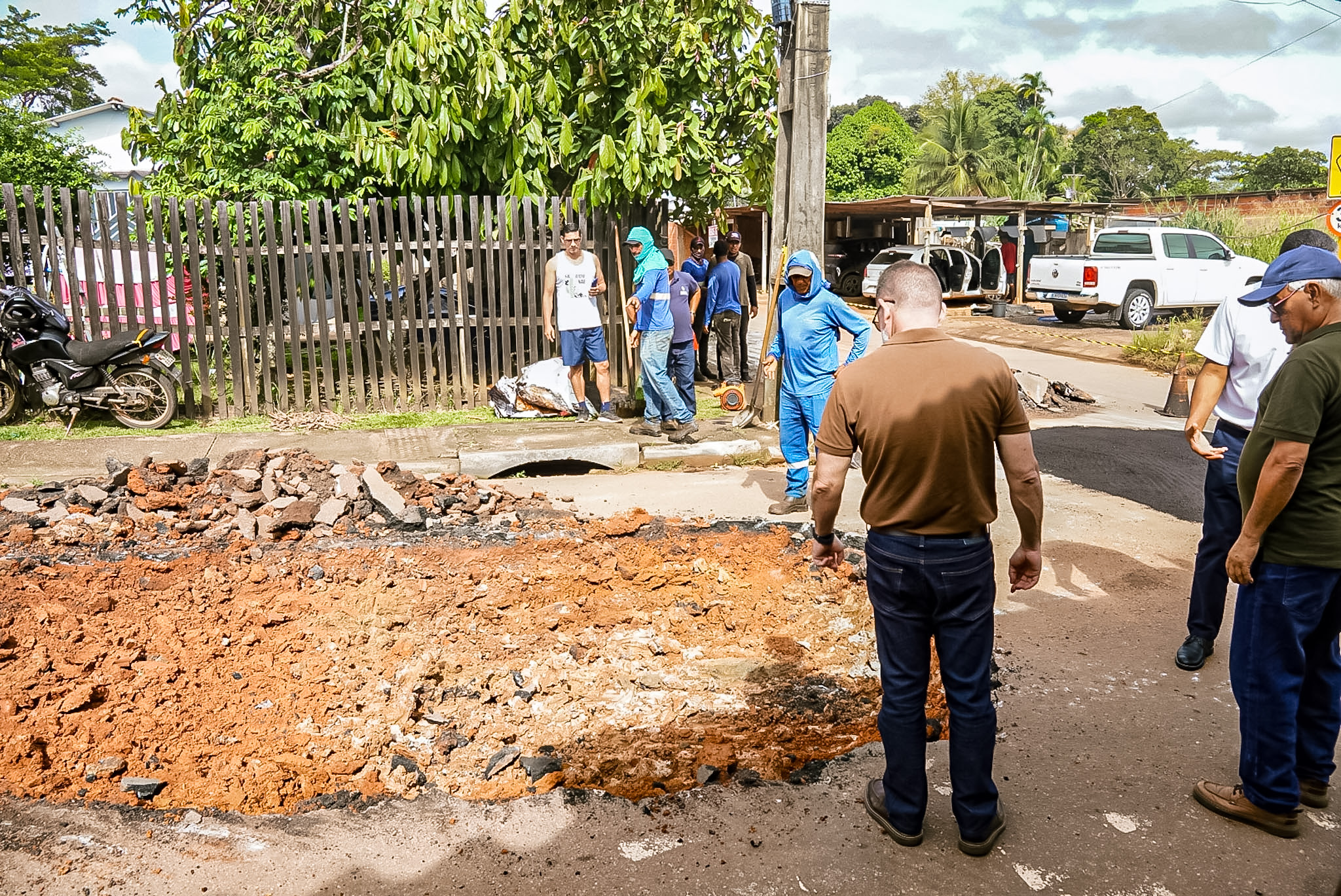 Foto do prefeito vendo a obra de recuperação no bairro Placas