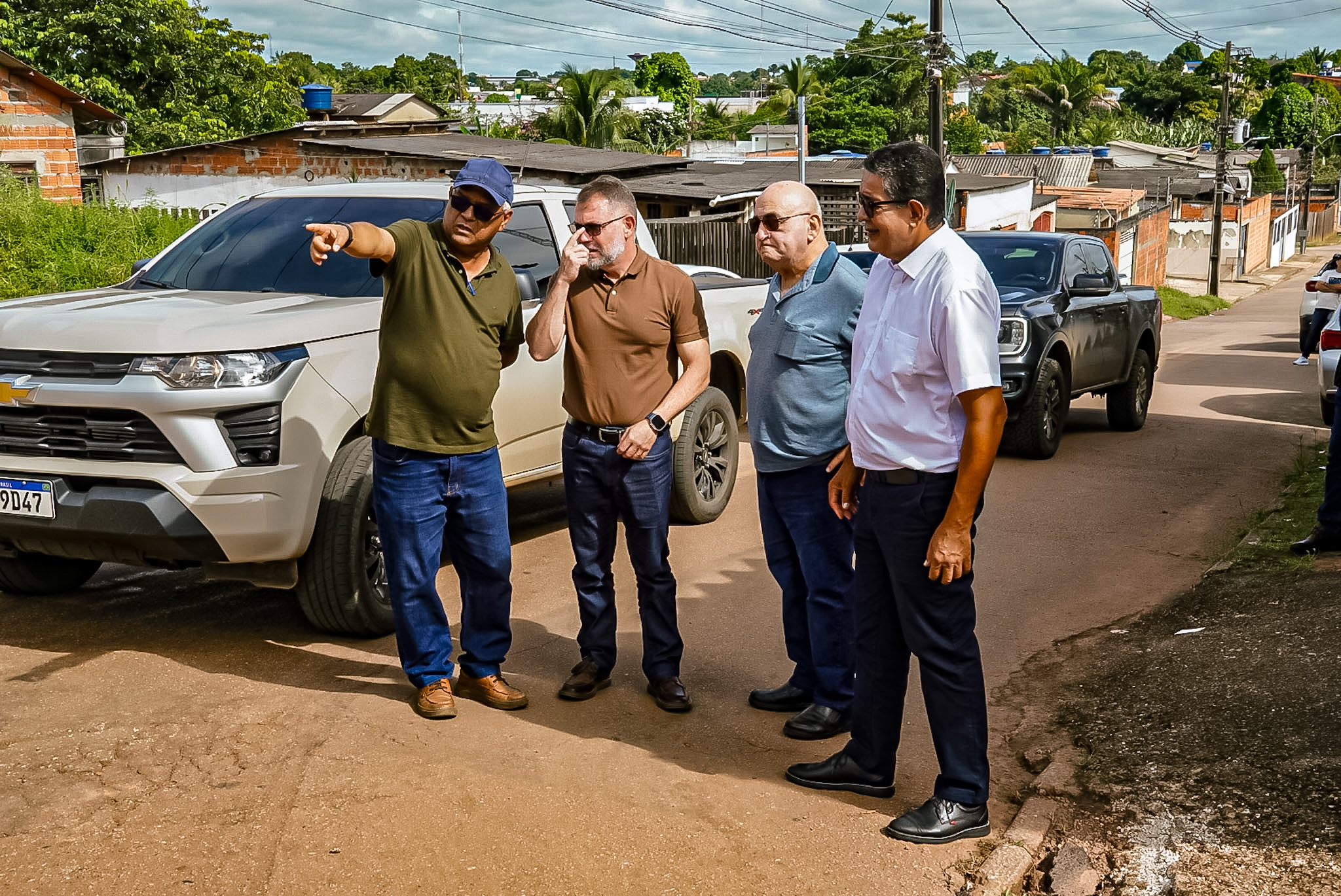 Foto das autoridades no bairro Placas
