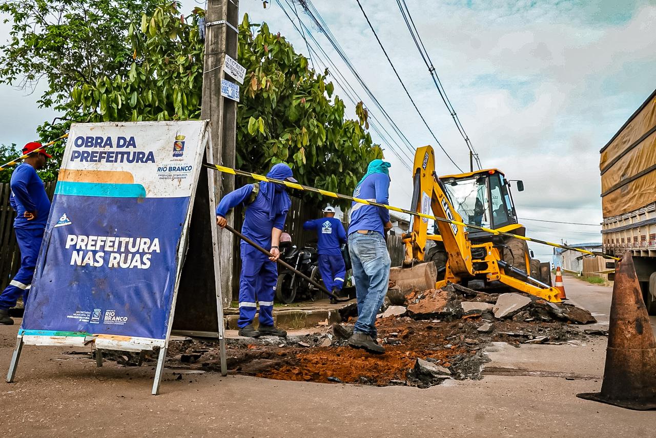 Foto da obra sendo realizada no bairro Placas