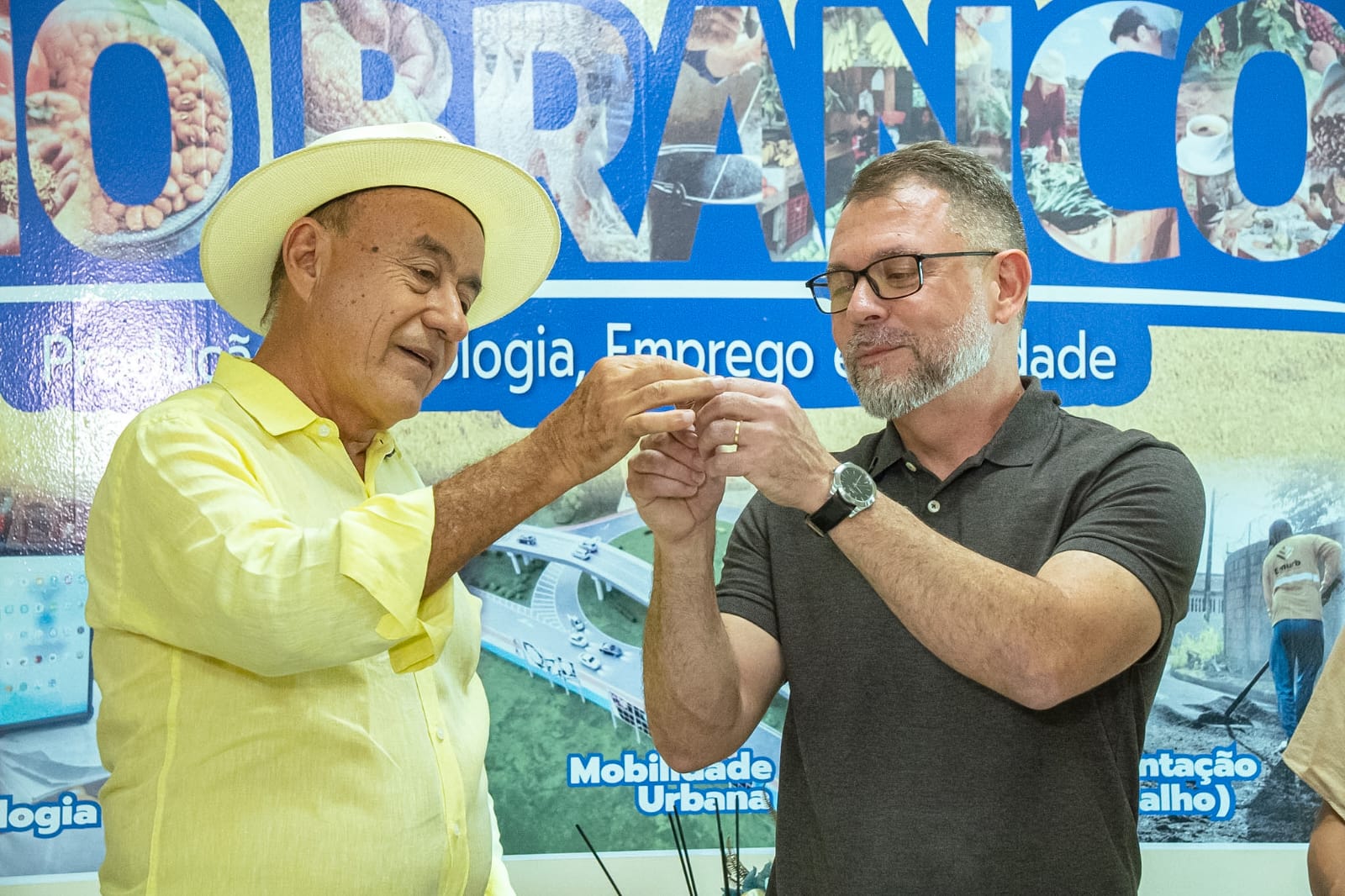 Foto do ex-prefeito e do prefeito