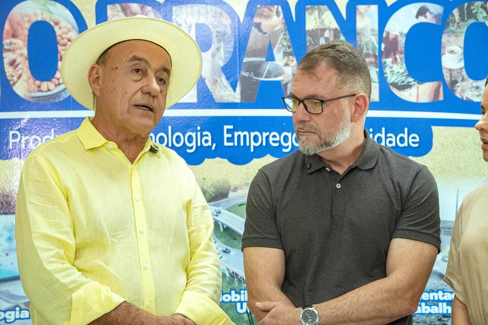 Foto do ex-prefeito e do prefeito