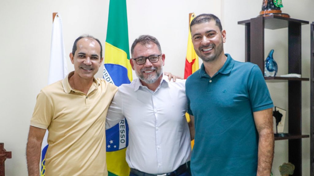 Prefeito de Rio Branco recebe visita institucional de Zequinha Lima e Nicolau Junior, depois almoça no Mercado Velho 7 Visita Institucional Zequinha e Nicolau Marcos Araujo e1775597635770