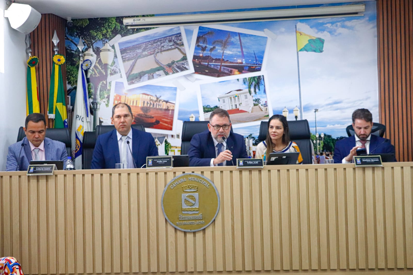 Foto do prefeito em visita a Câmara Municipal de Rio Branco