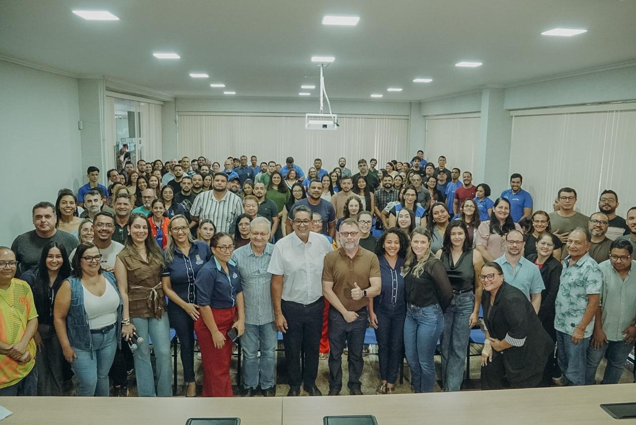Foto do prefeito com a equipe da Seinfra