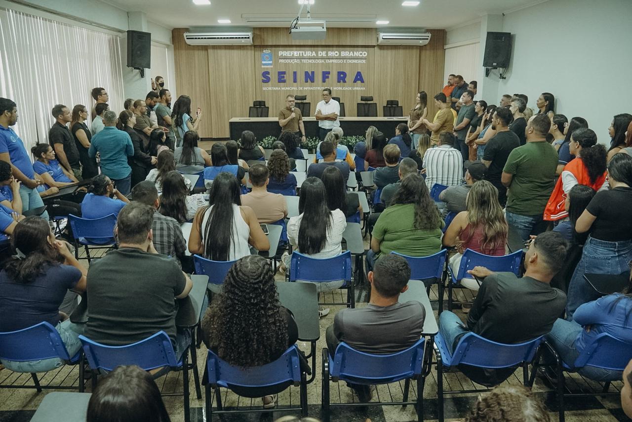 Foto de reunião do prefeito com servidores da Seinfra
