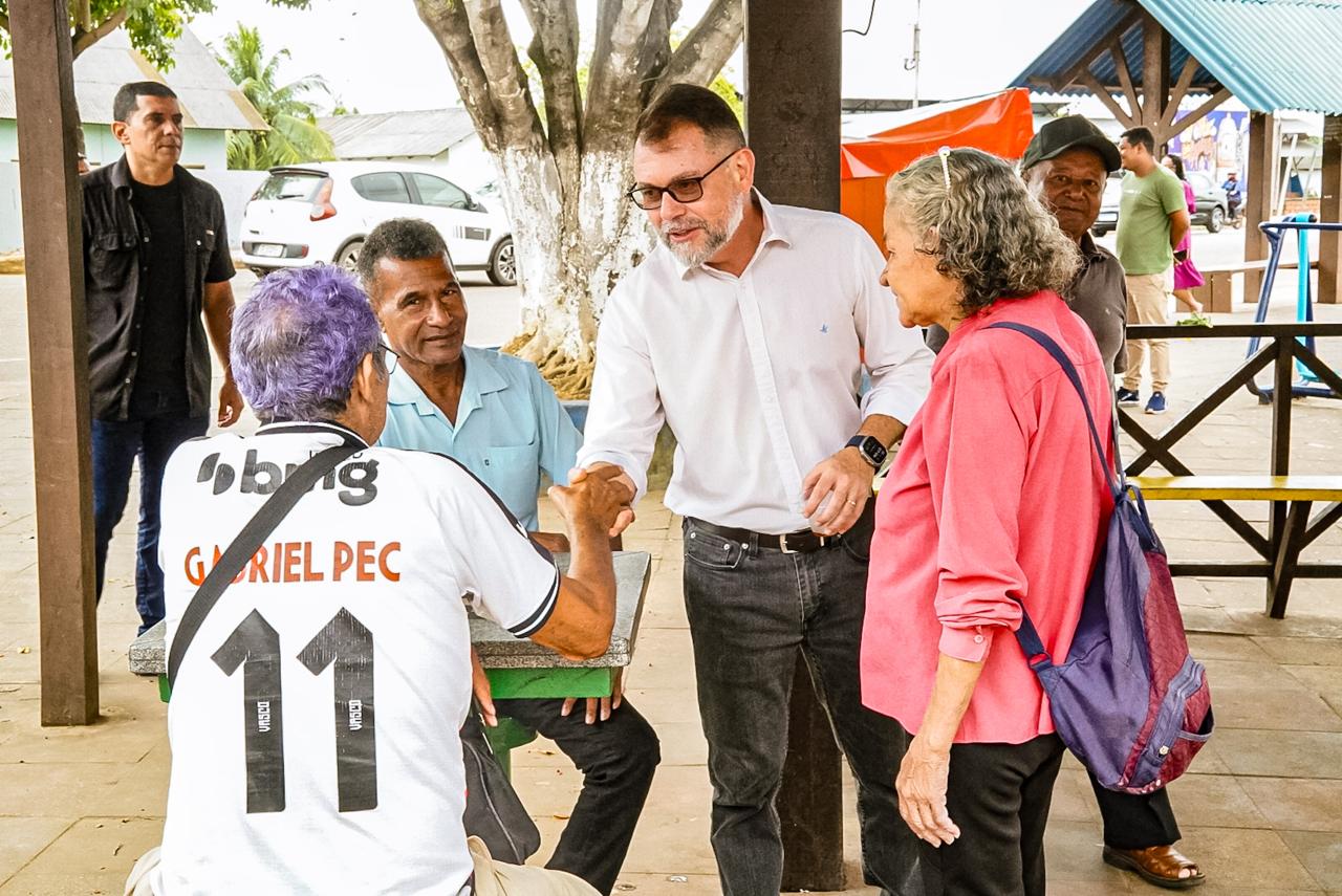 Foto do prefeito na Praça da Semsur