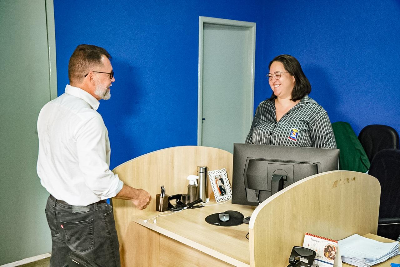 Foto do prefeito em visitas