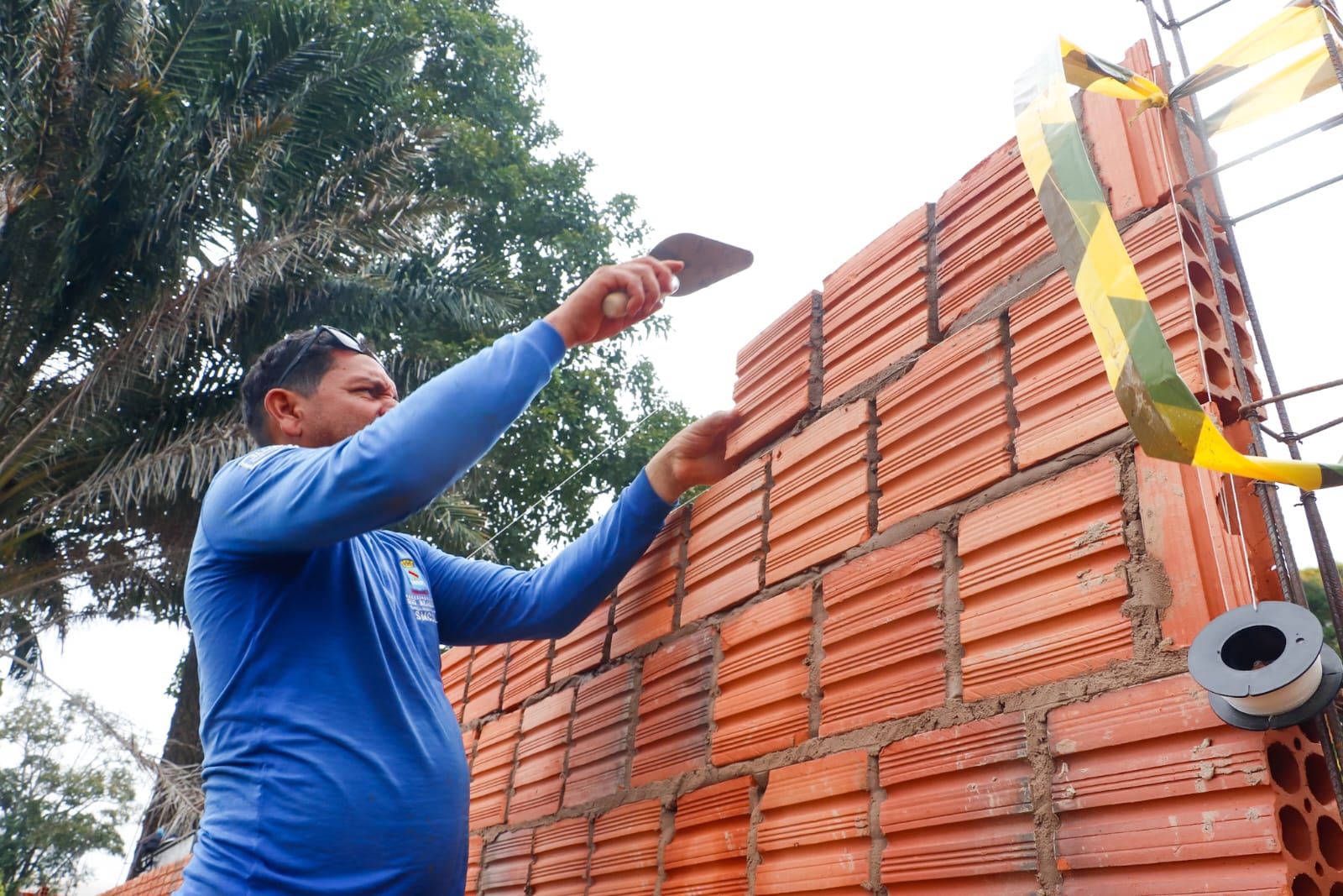 Foto do muro sendo realizado