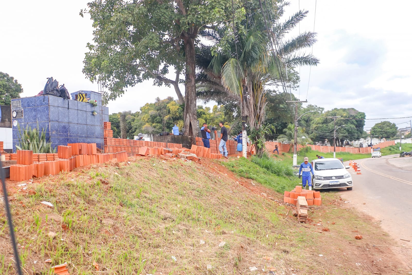 Foto da obra sendo realziada no cemitério São João Batista