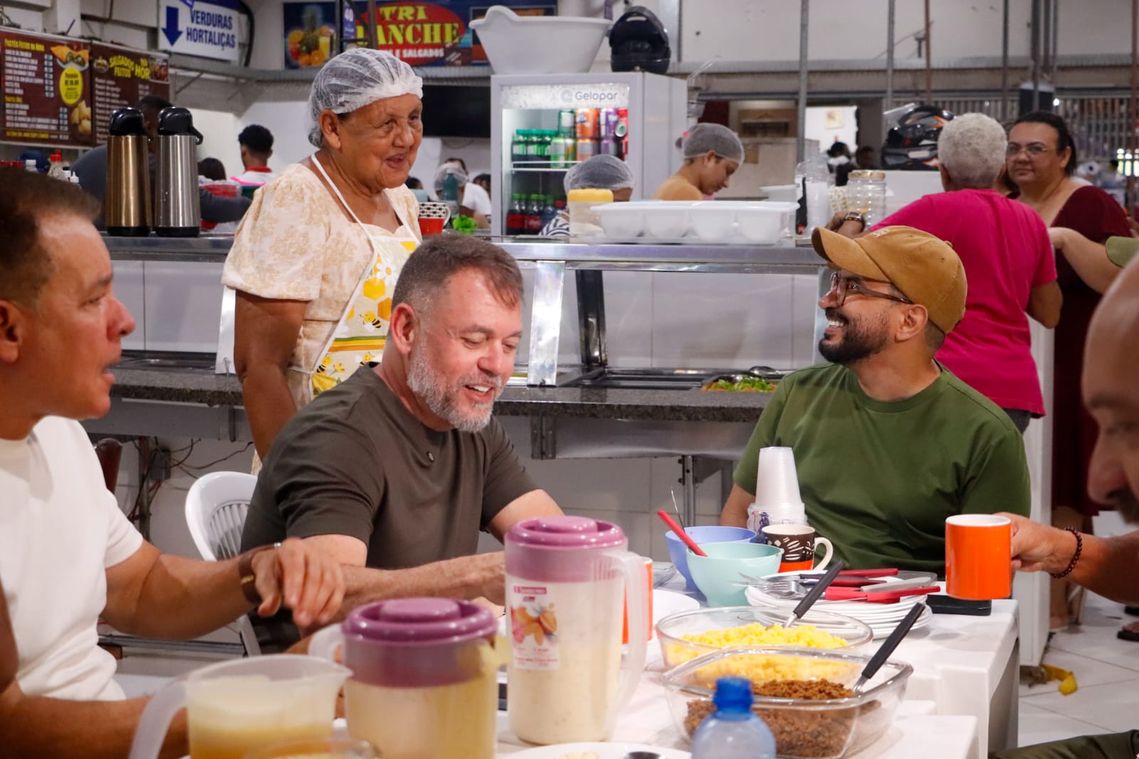 Foto do prefeito Alysson Bestene no Mercado Elias Mansour