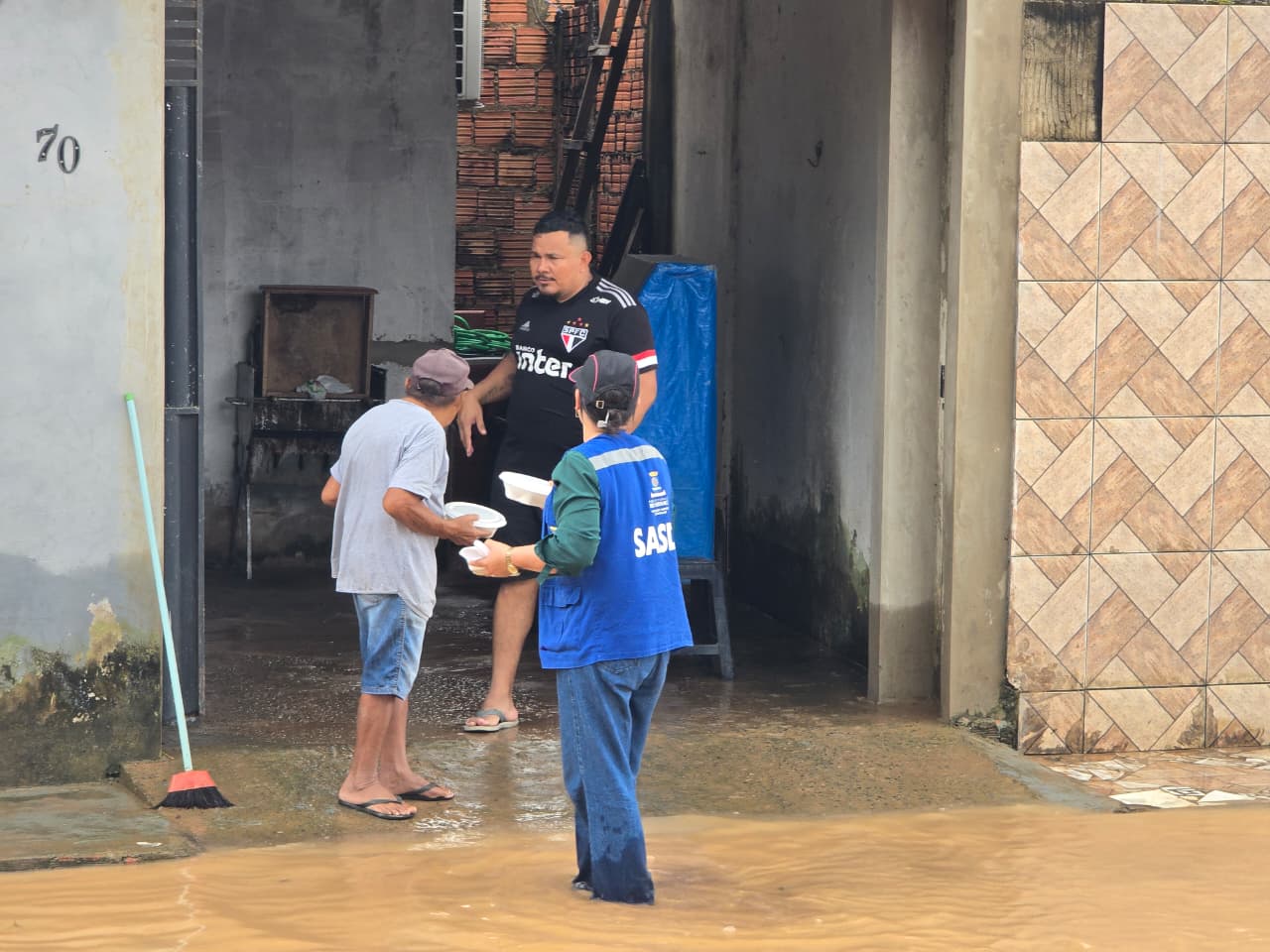 Foto de distribuiçãod e alimentos