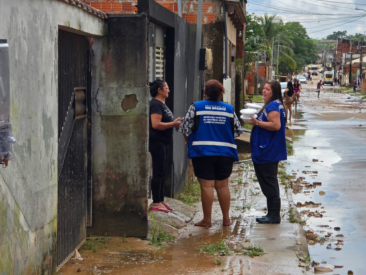 Foto de distribuição de alimentos