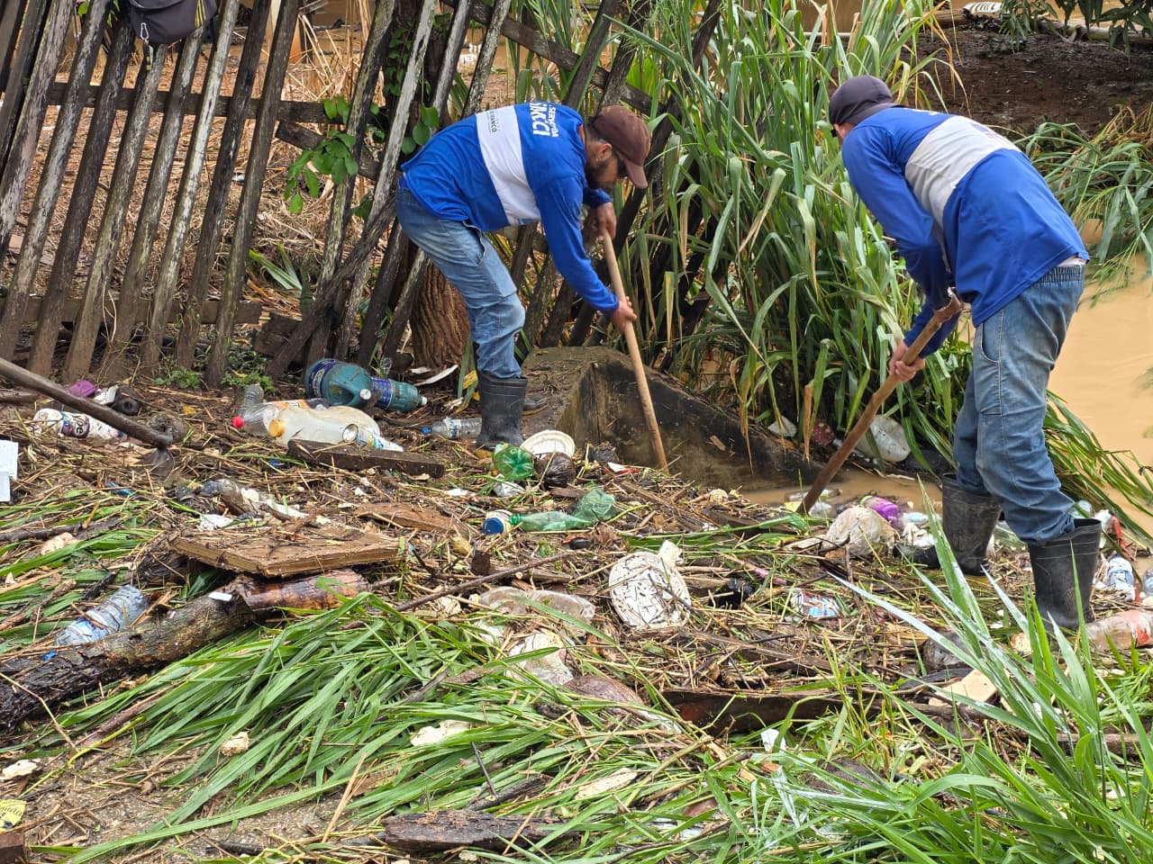 Foto de limpeza nos córregos