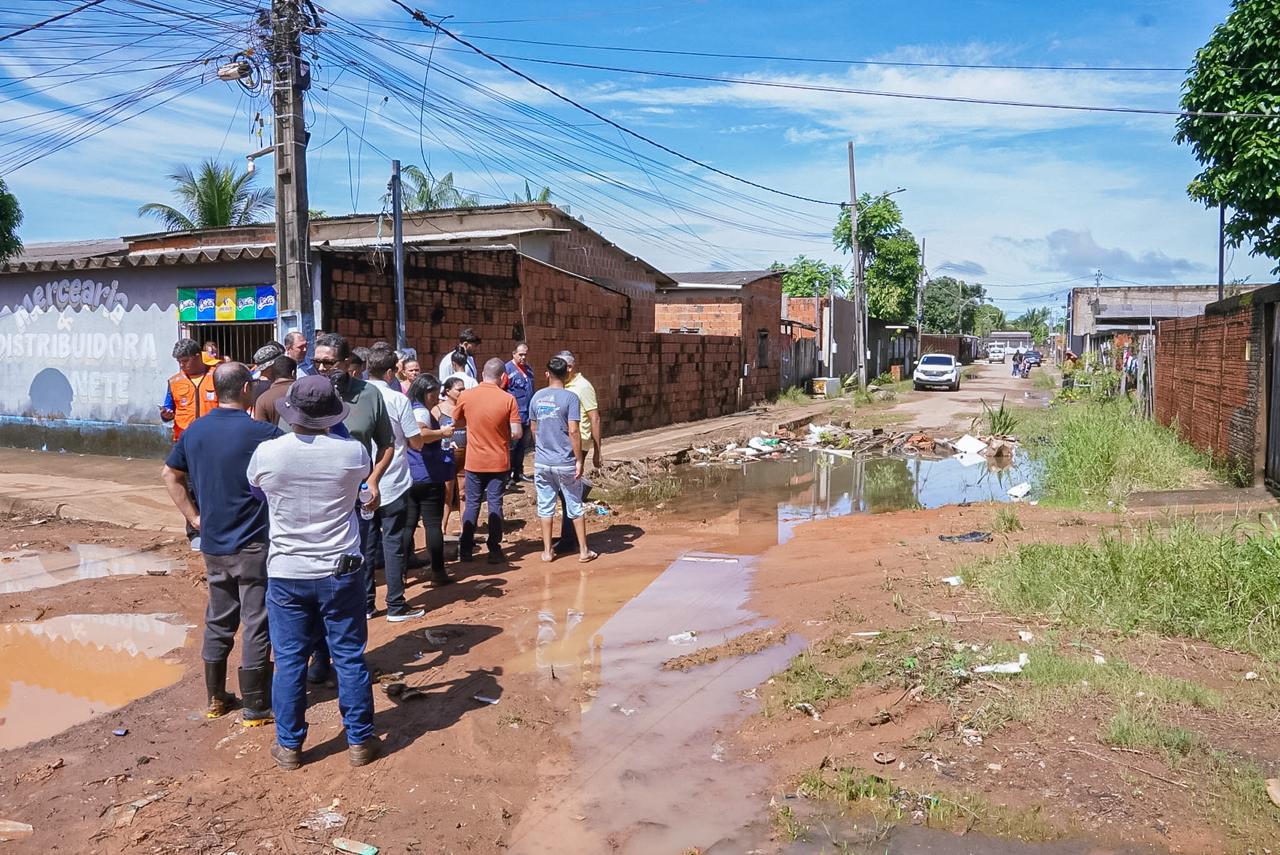 Foto da equipe nos bairros atingidos pelas enxurradas