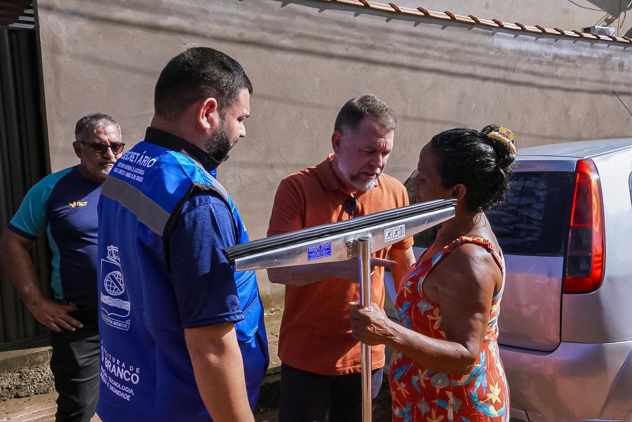Foto do Alysson Bestene e do secretário Ivan Ferreira dando assistência aos moradores