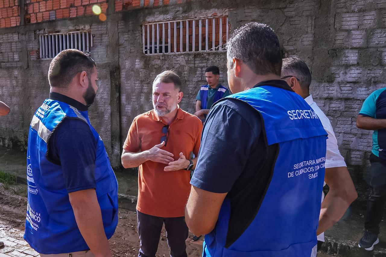 Foto do prefeito e os secretários em assistência