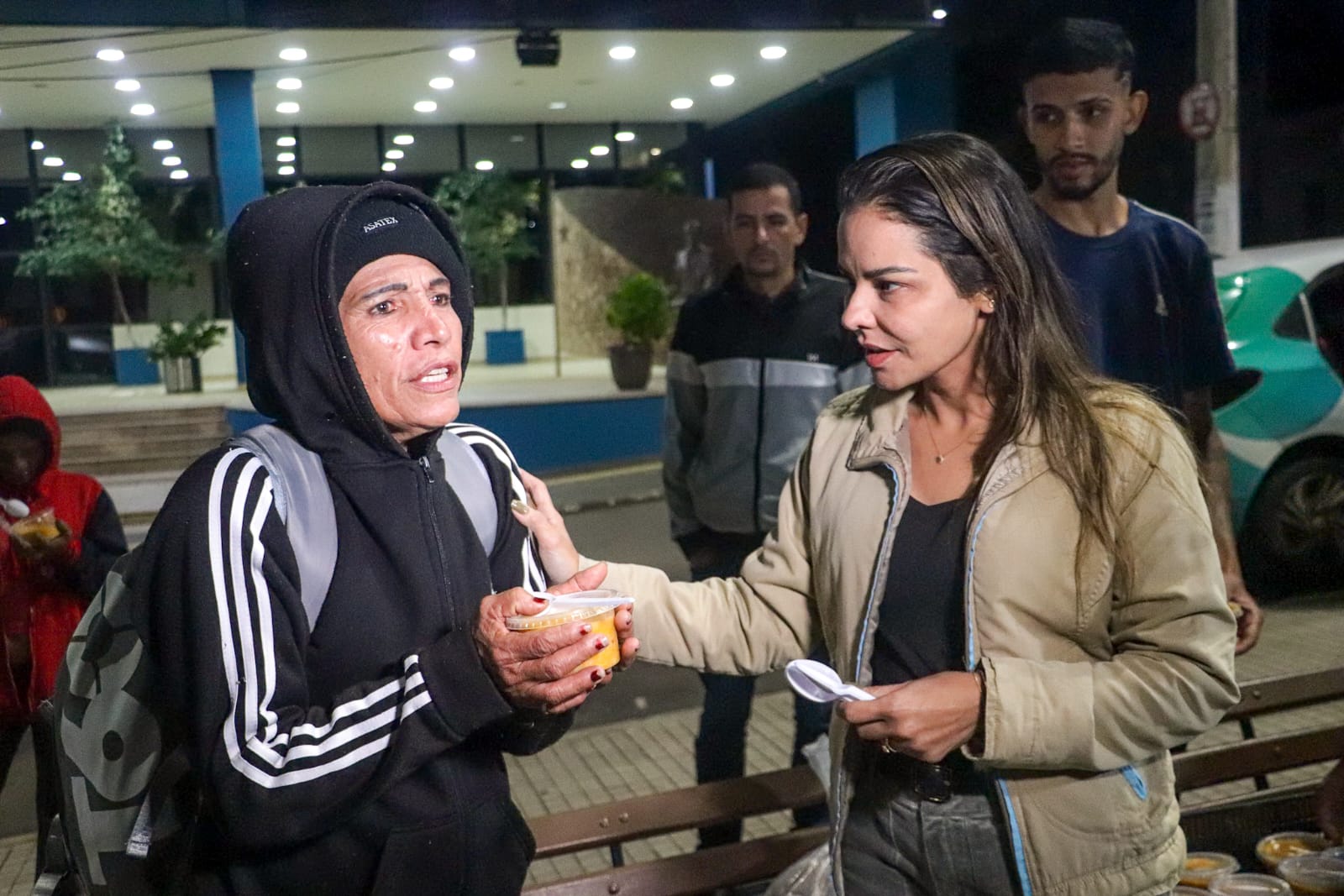 Foto da primeira-dama Roberta Lins com uma mulher em situação de rua