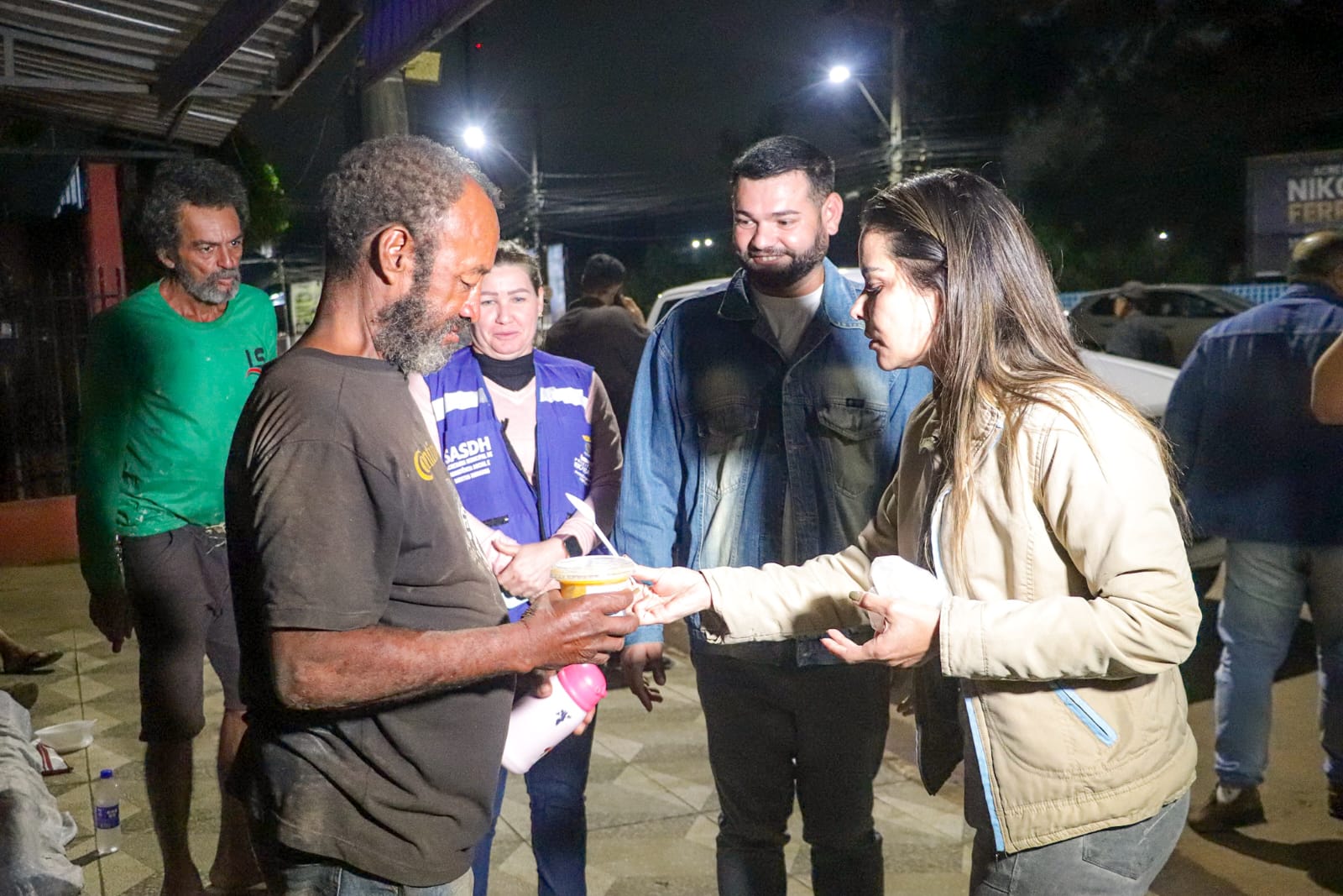 Foto de distribuição de Sopas e Agasalhos