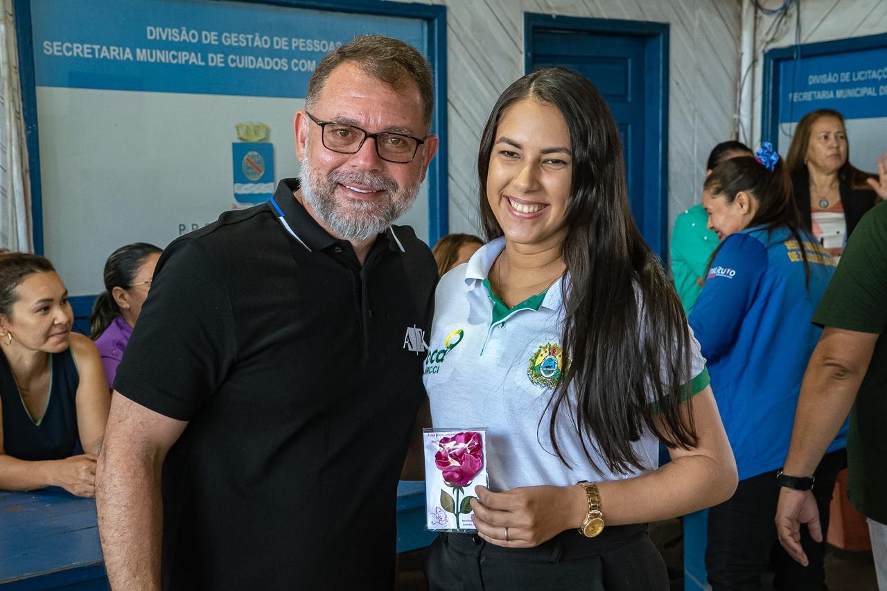 Foto do prefeito com uma servidora