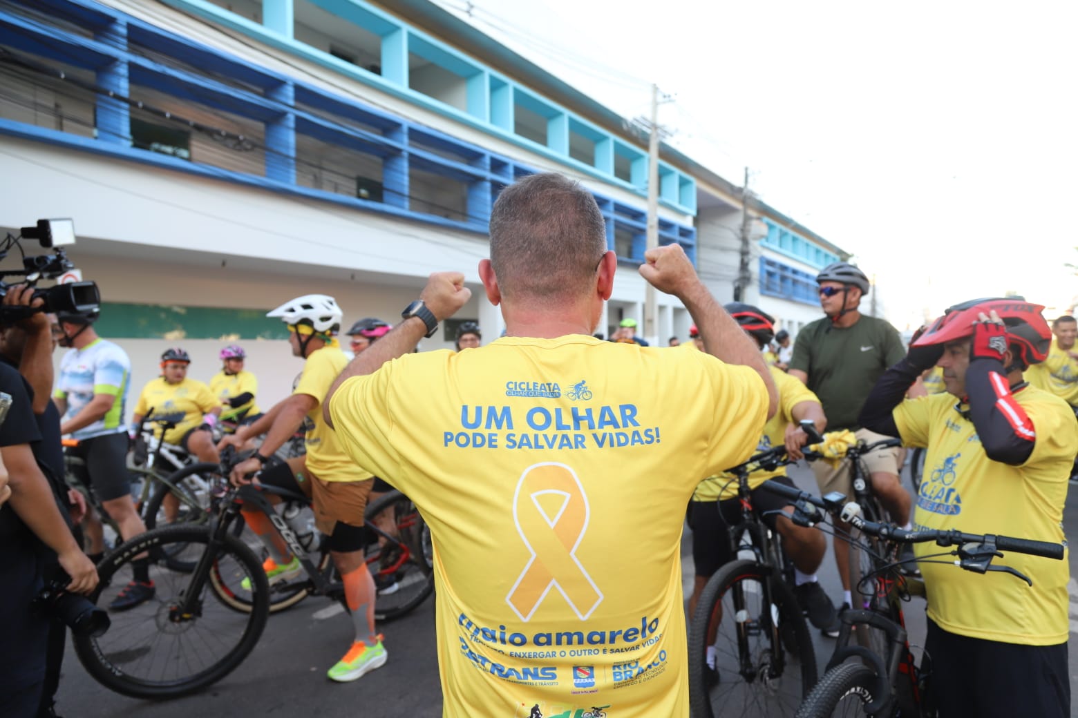 Foto do prefeito Alysson Bestene mostrando o slogan da campanha