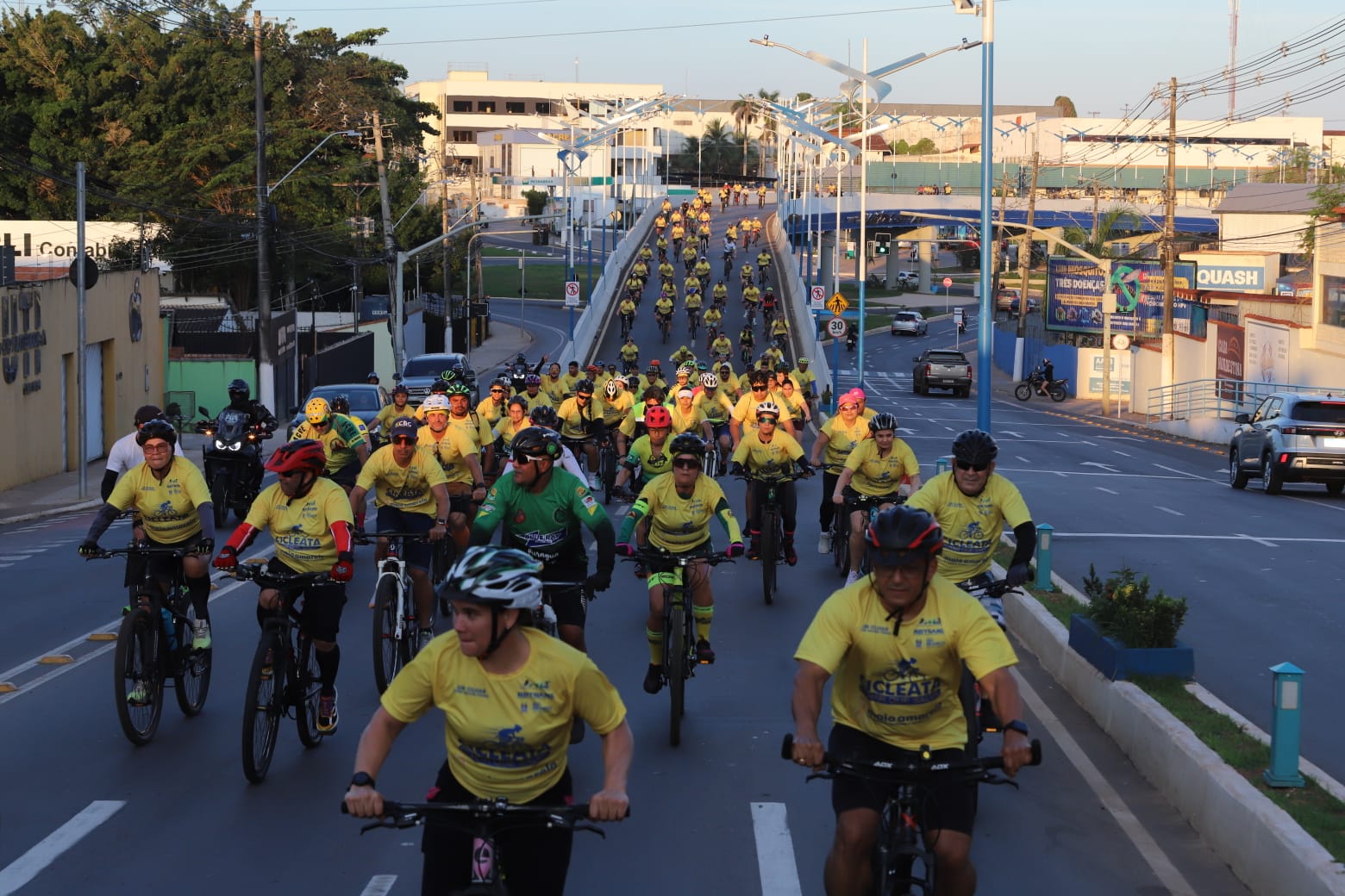 Foto dos ciclistas no elevado Mamedio Bittar