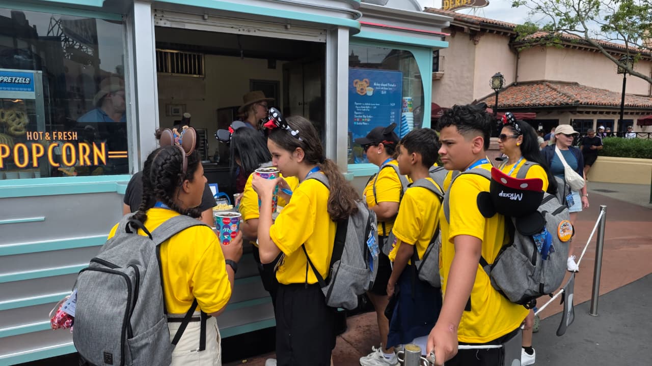 Foto dos estudantes lanchando na Disney