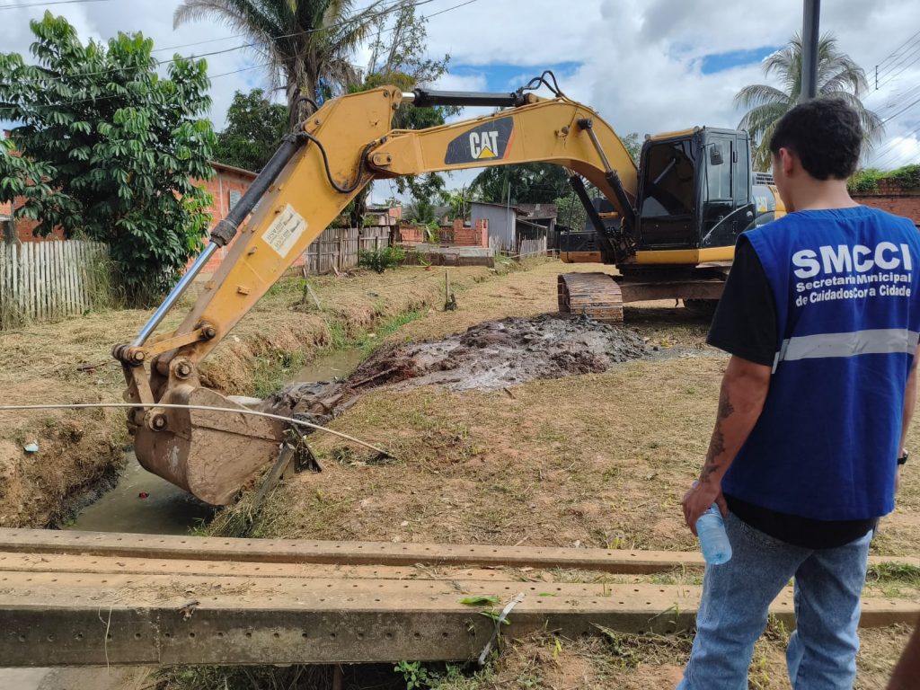 Prefeitura inicia a segunda fase de desobstrução e limpeza de córregos e igarapés na Baixada 4 Limpeza e desobstrucao de corregos e do igarape Sobral materia e fotos Gleydison Meirelles 14